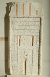 Sheshin väärä ovi, n. 2300-2200 eKr. (maalattu kalkkikivi)